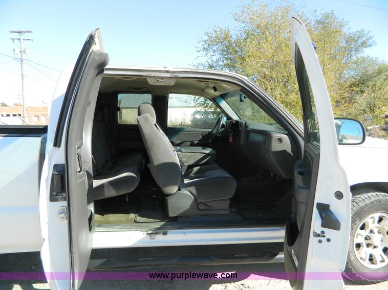 image for item D8595 2005 GMC Sierra 1500 extended cab pickup truck