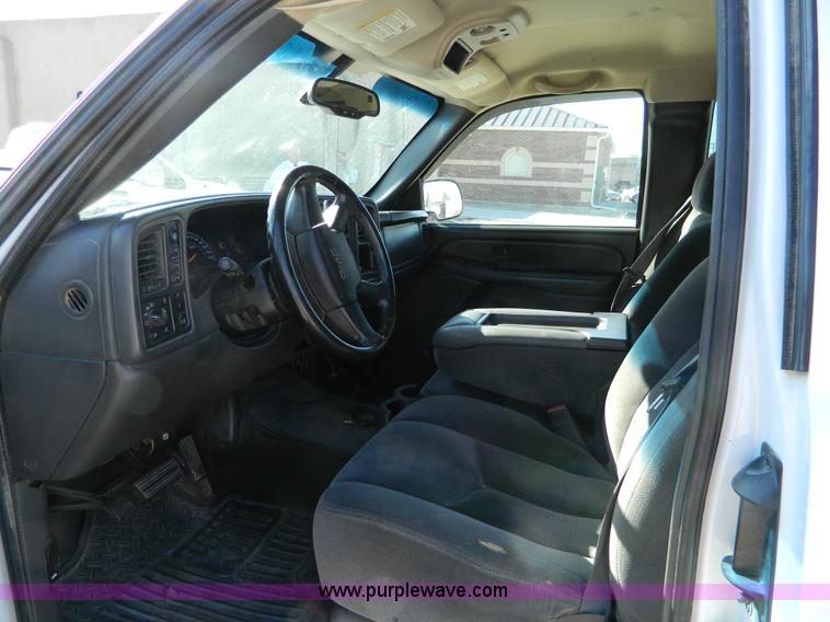 image for item D8595 2005 GMC Sierra 1500 extended cab pickup truck