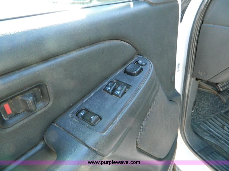 image for item D8595 2005 GMC Sierra 1500 extended cab pickup truck