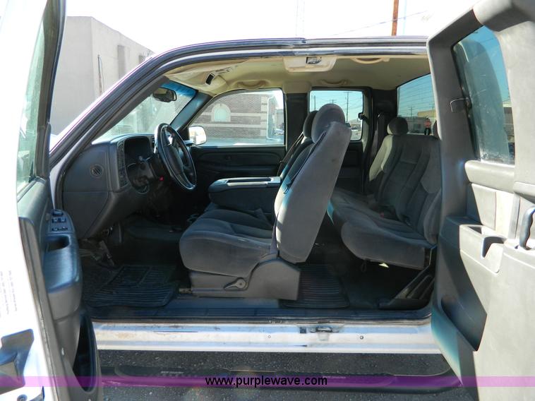 image for item D8595 2005 GMC Sierra 1500 extended cab pickup truck