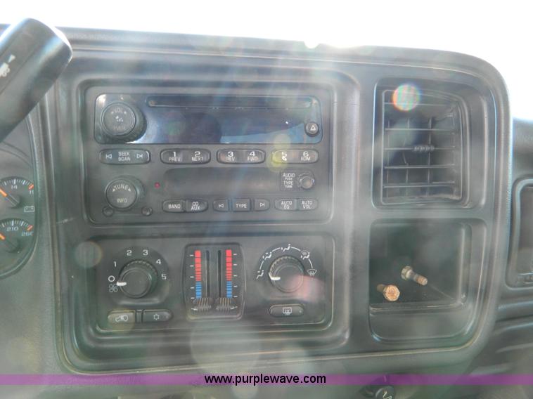 image for item D8595 2005 GMC Sierra 1500 extended cab pickup truck