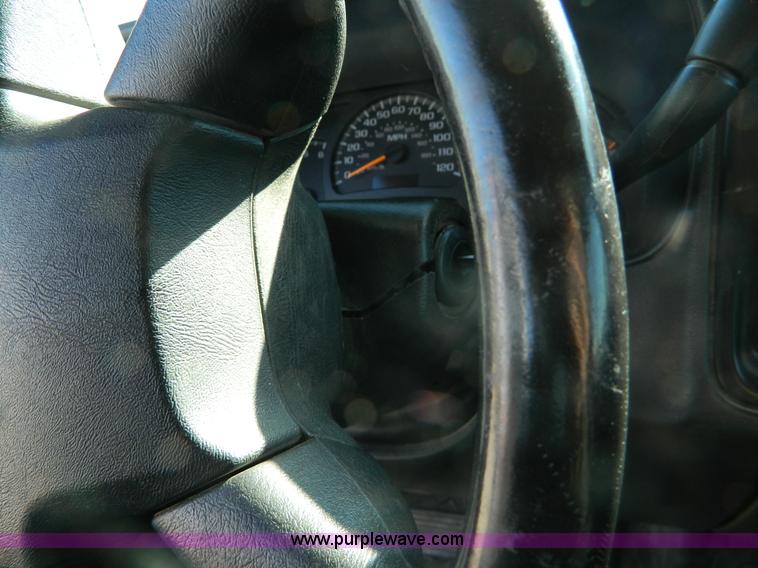 image for item D8595 2005 GMC Sierra 1500 extended cab pickup truck