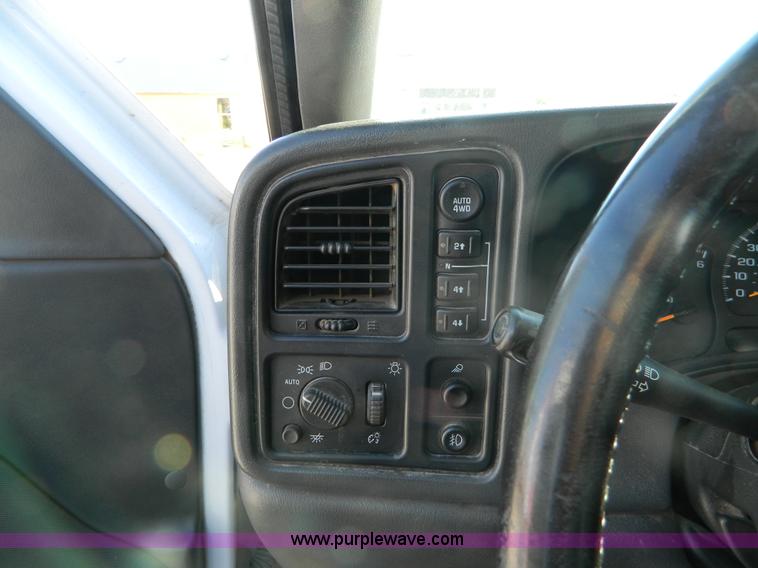 image for item D8595 2005 GMC Sierra 1500 extended cab pickup truck