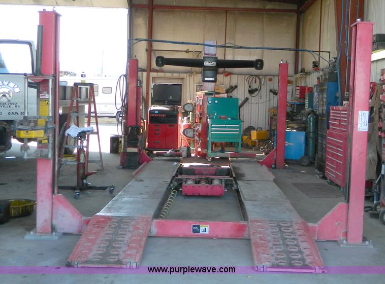 image for item D8600 Hunter four post automotive lift