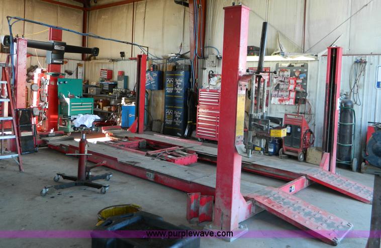 image for item D8600 Hunter four post automotive lift