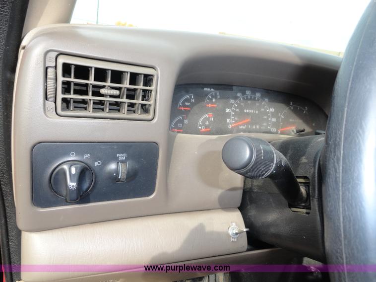 image for item G9190 2000 Ford F450 XL Super Duty crew cab pickup truck