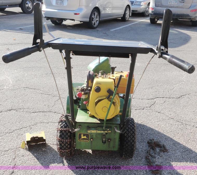 image for item G9245 John Deere 522 snow blower with chains