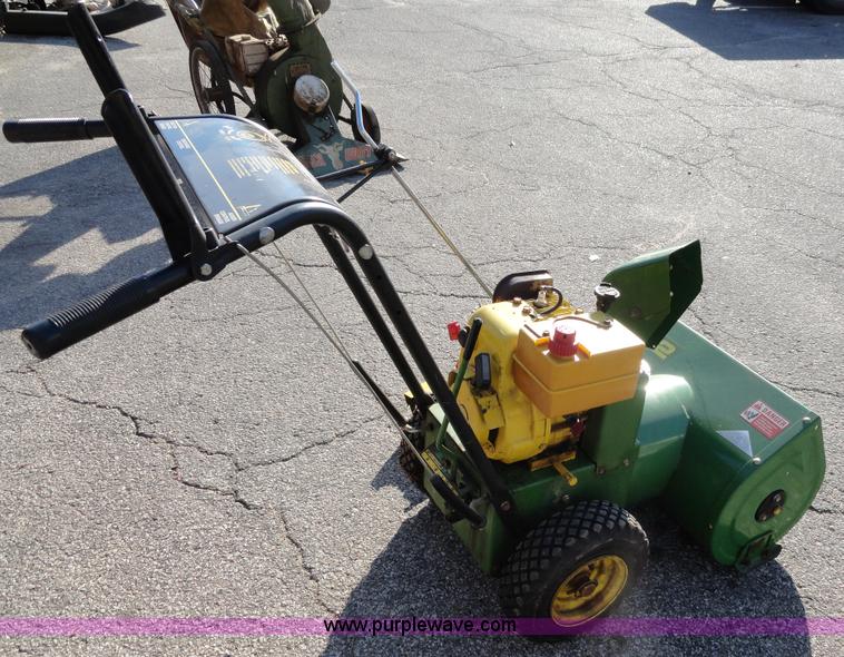 image for item G9245 John Deere 522 snow blower with chains