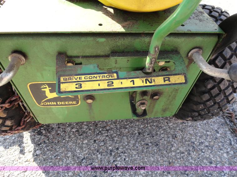 image for item G9245 John Deere 522 snow blower with chains