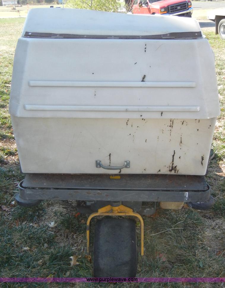 image for item H9058 Walker MTGHS ZTR mower with hopper