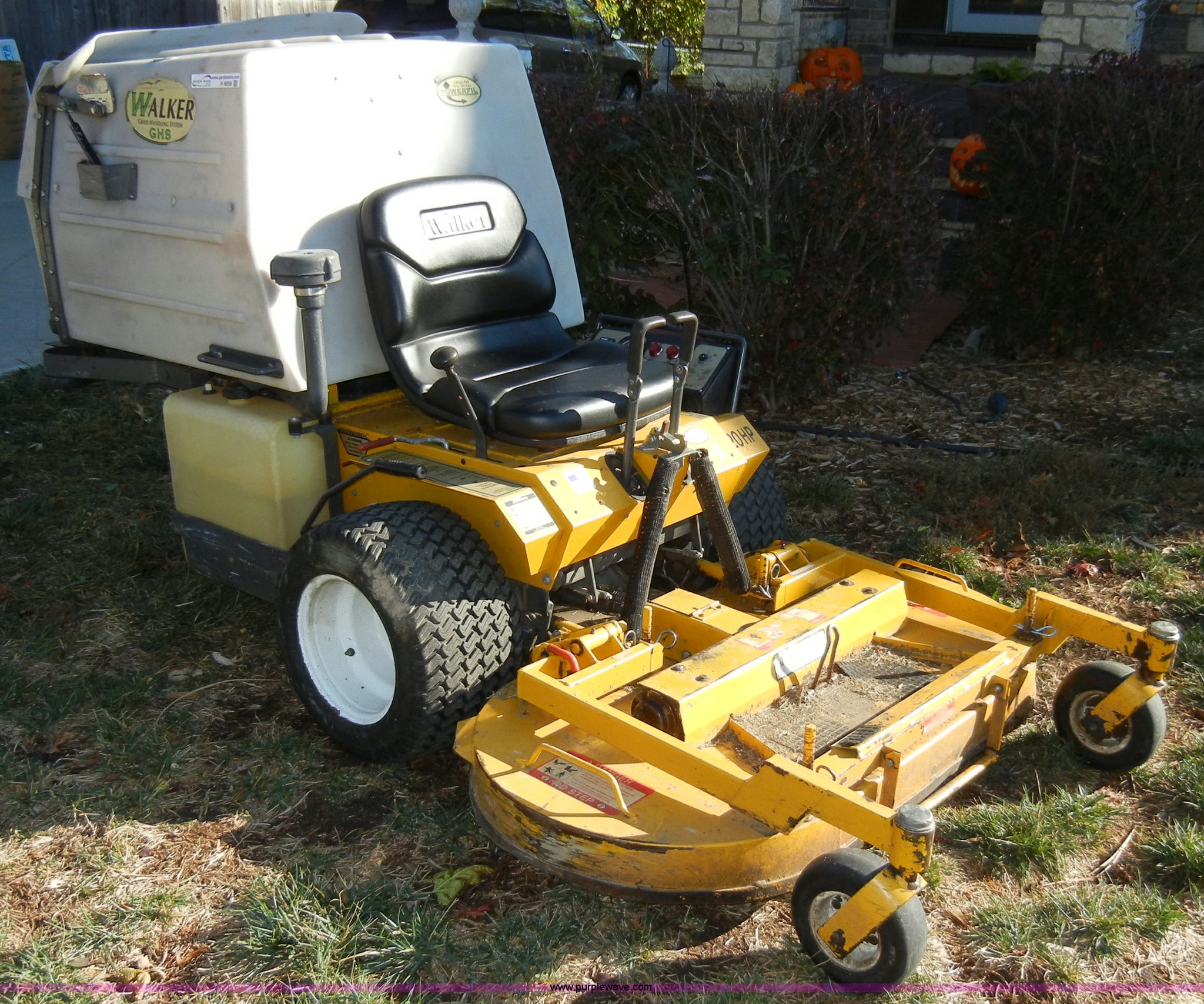 Walker MTGHS ZTR mower with hopper in Topeka, KS Item H9058 sold Purple Wave