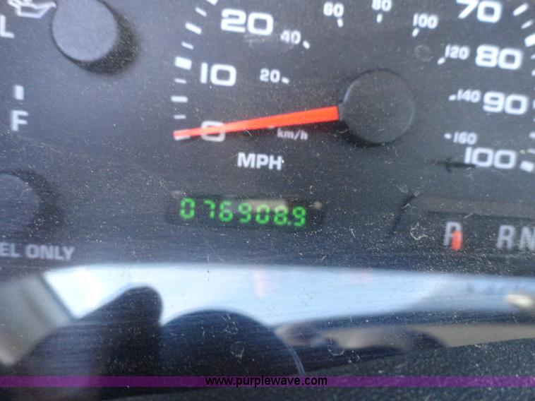 image for item A3267 2004 Ford F550 XL Super Duty pickup truck