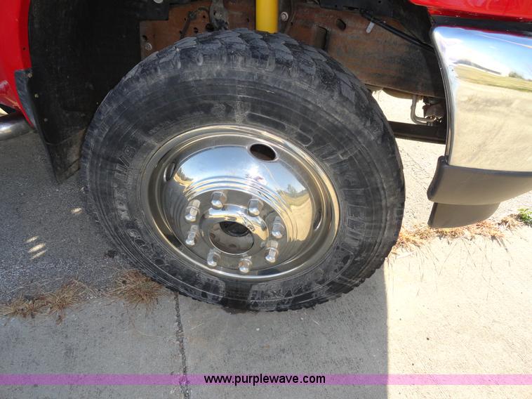 image for item A3267 2004 Ford F550 XL Super Duty pickup truck