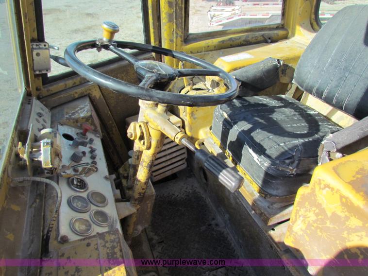 image for item A3518 1982 Caterpillar 930 wheel loader