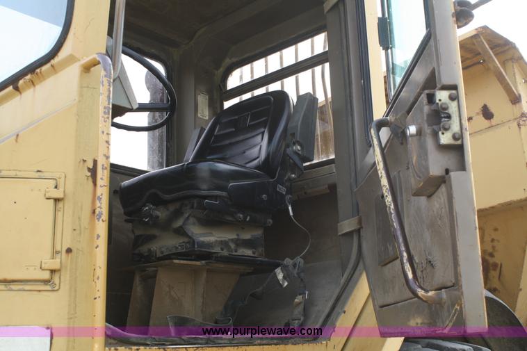 image for item A6521 1987 Caterpillar D350C articulated rock truck