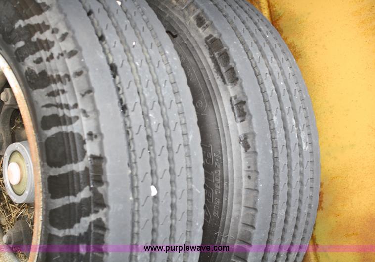 image for item A6539 1998 Holden HLB 36225 fifth wheel trailer