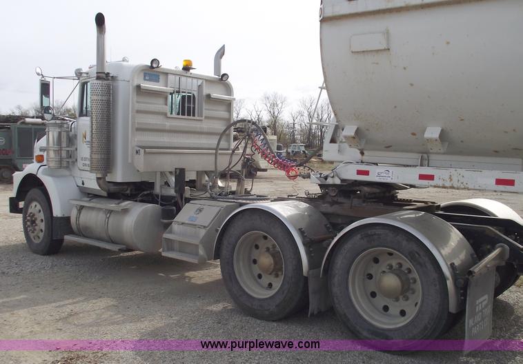 image for item B5049 1999 Kenworth T800 semi truck