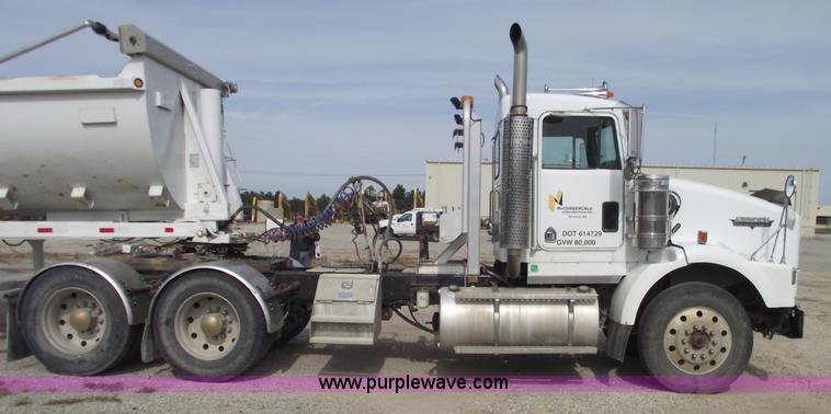image for item B5049 1999 Kenworth T800 semi truck
