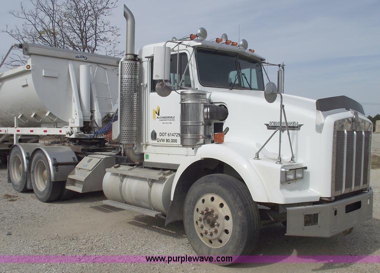 image for item B5049 1999 Kenworth T800 semi truck