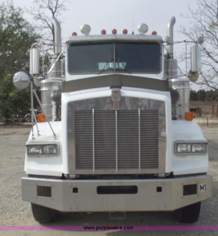 image for item B5049 1999 Kenworth T800 semi truck