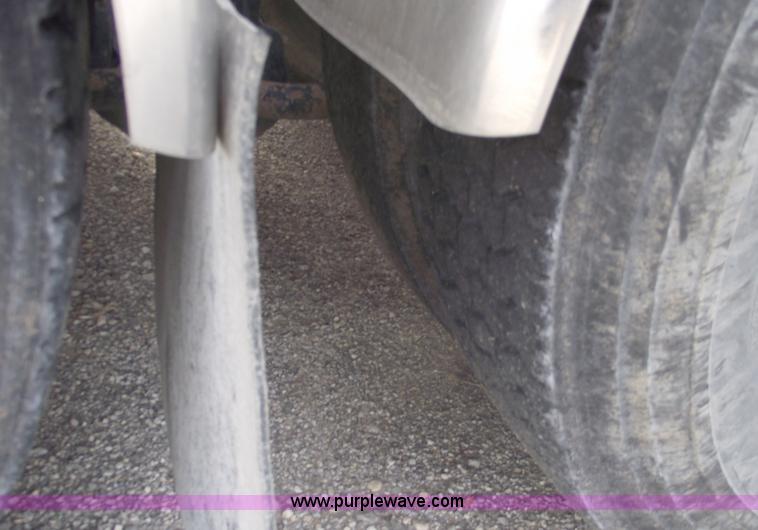 image for item B5049 1999 Kenworth T800 semi truck