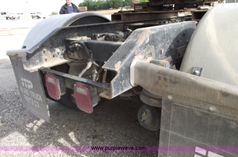 image for item B5049 1999 Kenworth T800 semi truck