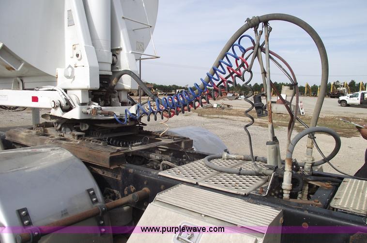 image for item B5049 1999 Kenworth T800 semi truck