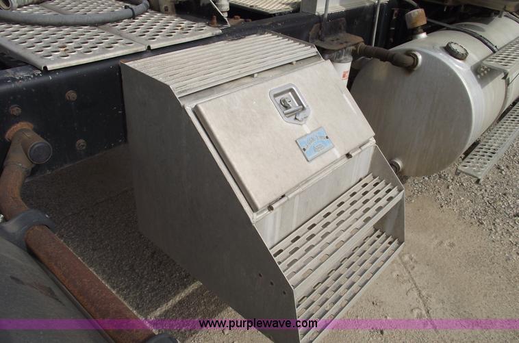 image for item B5049 1999 Kenworth T800 semi truck