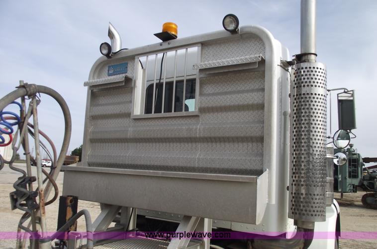 image for item B5049 1999 Kenworth T800 semi truck