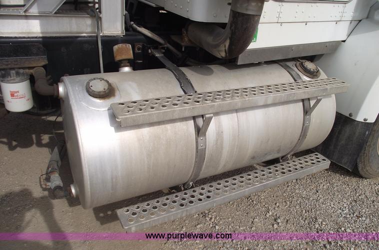 image for item B5049 1999 Kenworth T800 semi truck