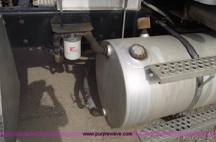 image for item B5049 1999 Kenworth T800 semi truck