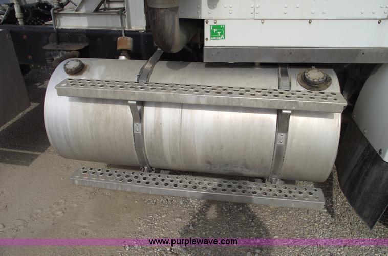 image for item B5049 1999 Kenworth T800 semi truck