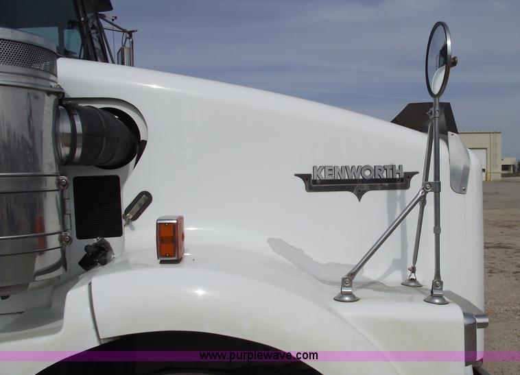 image for item B5049 1999 Kenworth T800 semi truck