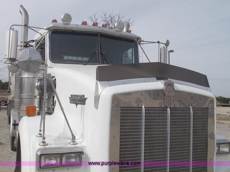 image for item B5049 1999 Kenworth T800 semi truck