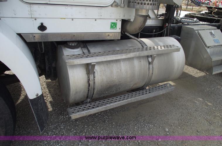 image for item B5049 1999 Kenworth T800 semi truck