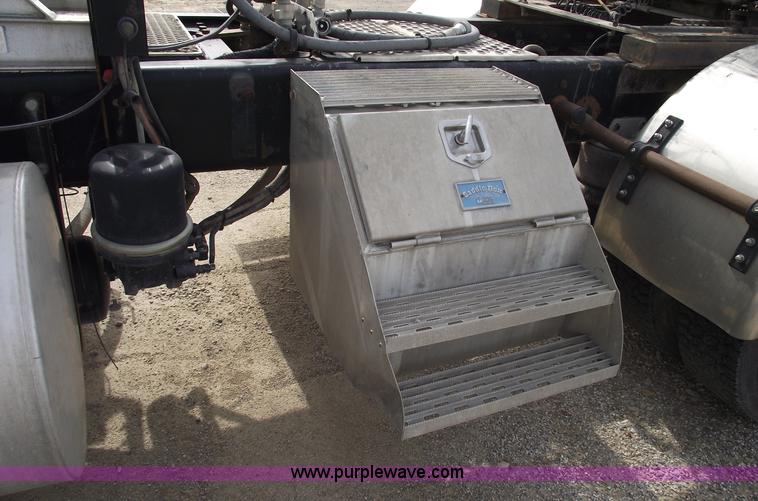 image for item B5049 1999 Kenworth T800 semi truck