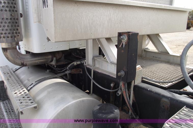 image for item B5049 1999 Kenworth T800 semi truck