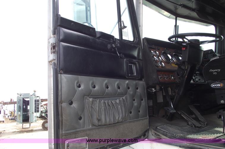 image for item B5049 1999 Kenworth T800 semi truck