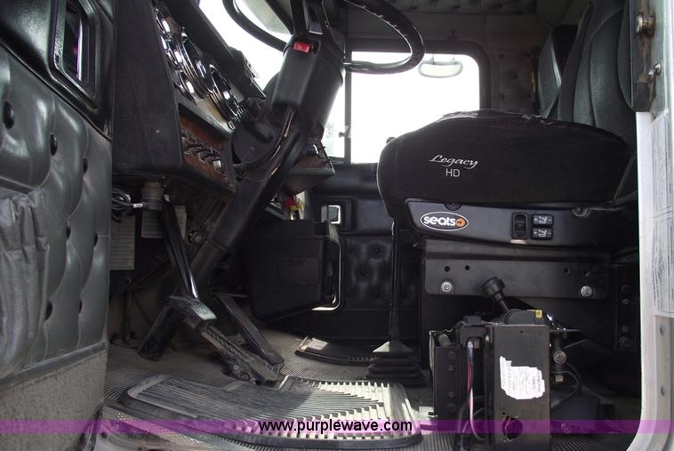 image for item B5049 1999 Kenworth T800 semi truck