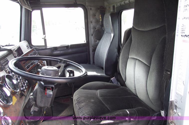 image for item B5049 1999 Kenworth T800 semi truck