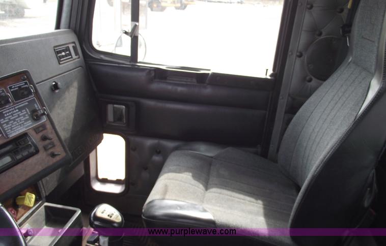 image for item B5049 1999 Kenworth T800 semi truck