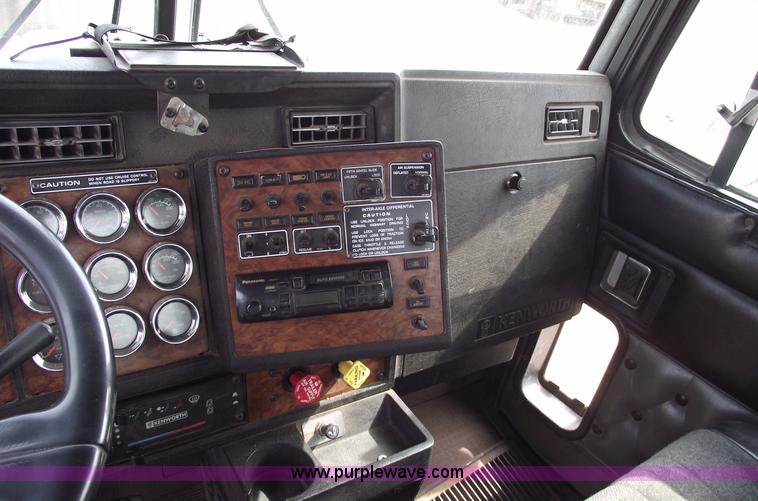image for item B5049 1999 Kenworth T800 semi truck