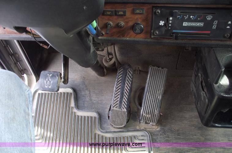 image for item B5049 1999 Kenworth T800 semi truck