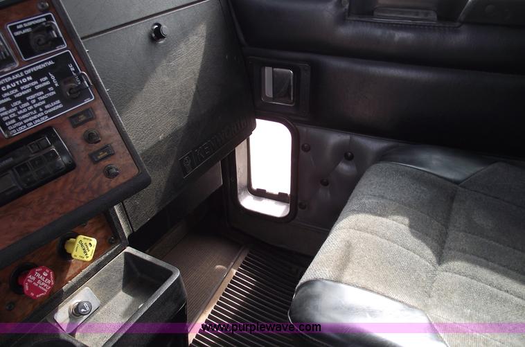 image for item B5049 1999 Kenworth T800 semi truck