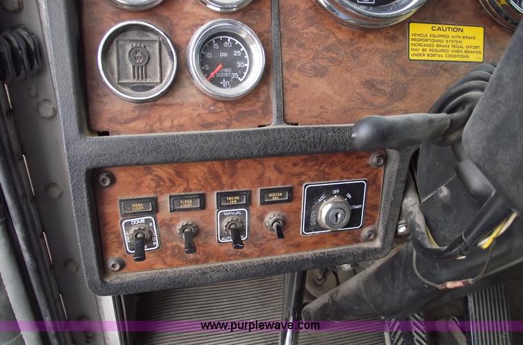 image for item B5049 1999 Kenworth T800 semi truck