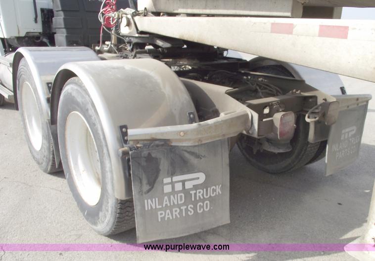 image for item C5705 2001 Sterling A9500 semi truck