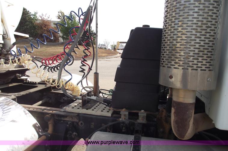 image for item C5705 2001 Sterling A9500 semi truck