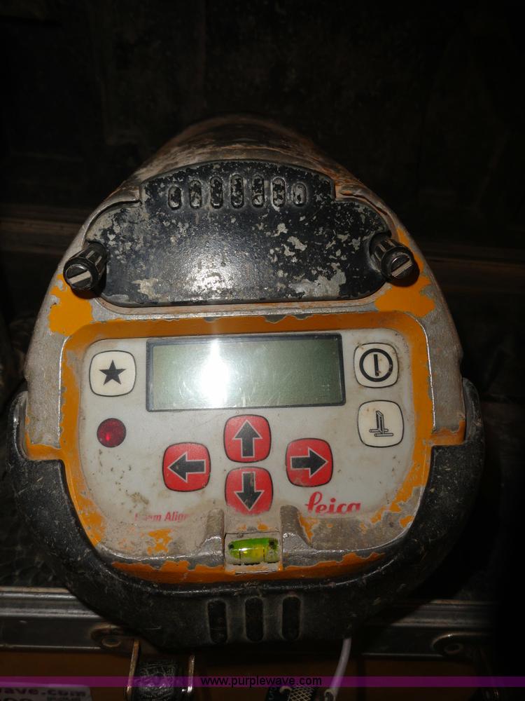 image for item G9203 Leica 700 laser light aligner with case