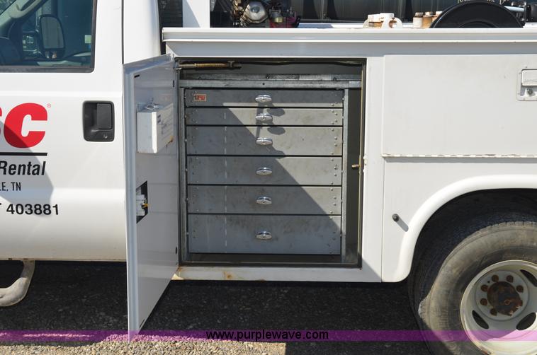 image for item 6042 2004 Ford F350 service truck
