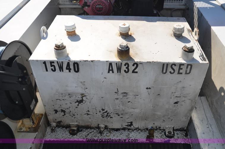 image for item 6042 2004 Ford F350 service truck